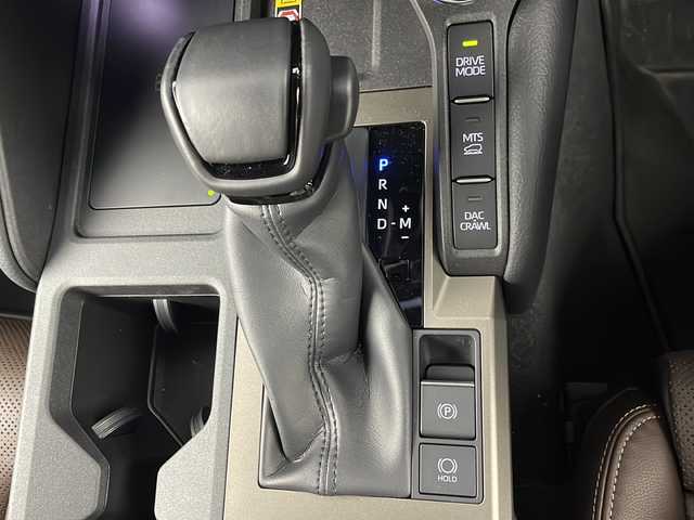 トヨタ ランドクルーザー ２５０ ZX 埼玉県 2024(令6)年 0.4万km 茶Ⅱ 純正ナビ（Ｂｌｕｅｔｏｏｔｈ・フルセグＴＶ・ＵＳＢ・ＨＤＭＩ）/全方位カメラ/ＥＴＣ２．０/置くだけ充電/前席パワーシート/シートメモリー/前席シートヒーター/前席エアシート/サンルーフ/パワーバックドア/ブラインドスポットモニター/レーンキープアシスト/横滑り防止装置/盗難防止装置/衝突軽減ブレーキ/ステアリングリモコン/レーンディパーチャーアラート/ヘッドアップディスプレイ/プッシュスタート/ブレーキホールド/ロールサンシェード/ヘッドライトウォッシャー/純正フロアマット/純正アルミホイール/オートハイビーム/LEDヘッドライト/フロントフォグランプ