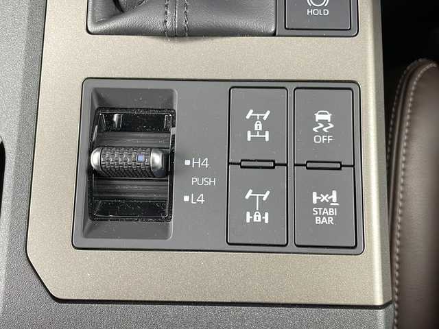 トヨタ ランドクルーザー ２５０ ZX 埼玉県 2024(令6)年 0.4万km 茶Ⅱ 純正ナビ（Ｂｌｕｅｔｏｏｔｈ・フルセグＴＶ・ＵＳＢ・ＨＤＭＩ）/全方位カメラ/ＥＴＣ２．０/置くだけ充電/前席パワーシート/シートメモリー/前席シートヒーター/前席エアシート/サンルーフ/パワーバックドア/ブラインドスポットモニター/レーンキープアシスト/横滑り防止装置/盗難防止装置/衝突軽減ブレーキ/ステアリングリモコン/レーンディパーチャーアラート/ヘッドアップディスプレイ/プッシュスタート/ブレーキホールド/ロールサンシェード/ヘッドライトウォッシャー/純正フロアマット/純正アルミホイール/オートハイビーム/LEDヘッドライト/フロントフォグランプ