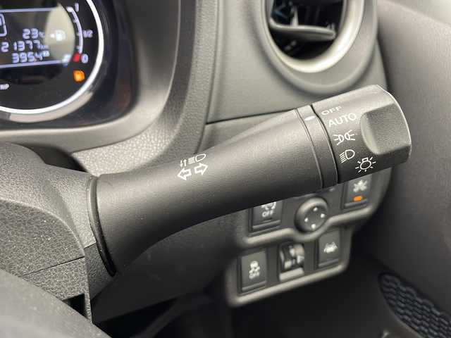 日産 ノート 千葉県 2015(平27)年 2.2万km ブリリアントシルバー 純正ナビ/　CD/DVD/衝突軽減ブレーキ/車線逸脱警報/クリアランスソナー/全方位カメラ/オートライト/ETC/電動格納ミラー/フロアマット/ステアリングスイッチ/スマートキー/スタートボタン