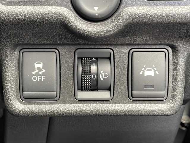 日産 ノート 千葉県 2015(平27)年 2.2万km ブリリアントシルバー 純正ナビ/　CD/DVD/衝突軽減ブレーキ/車線逸脱警報/クリアランスソナー/全方位カメラ/オートライト/ETC/電動格納ミラー/フロアマット/ステアリングスイッチ/スマートキー/スタートボタン