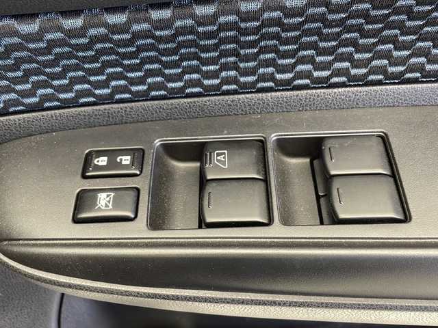 日産 ノート 千葉県 2015(平27)年 2.2万km ブリリアントシルバー 純正ナビ/　CD/DVD/衝突軽減ブレーキ/車線逸脱警報/クリアランスソナー/全方位カメラ/オートライト/ETC/電動格納ミラー/フロアマット/ステアリングスイッチ/スマートキー/スタートボタン