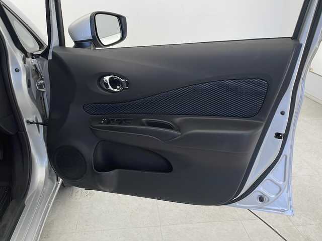 日産 ノート 千葉県 2015(平27)年 2.2万km ブリリアントシルバー 純正ナビ/　CD/DVD/衝突軽減ブレーキ/車線逸脱警報/クリアランスソナー/全方位カメラ/オートライト/ETC/電動格納ミラー/フロアマット/ステアリングスイッチ/スマートキー/スタートボタン