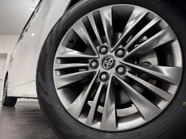 トヨタ アルファードハイブリット Z 三重県 2024(令6)年 0.9万km プラチナホワイトパールマイカ ハイブリッド/FF/MTモード付フロアCVT/14型ナビ/（FM/AM/TV/Bluetooth/USB/iPod/Miracast/CarPlay/AndroidAuto）/13.2型 有機EL後席モニター/パノラミックビューモニター（床下透過表示機能付）/両側パワースライドドア/ETC2.0/Toyota Safety Sense/●PCS、LTA、レーダークルコン、アダプティブハイビーム、RSA、プロアクティブドライビングアシスト、緊急操舵支援＋前後クロストラフィックアラート*/●パーキングサポートブレーキ/・BSM/LCA/安心降車アシスト/・アドバンスト・ドライブ/アドバンスト・パーク（リモート機能付*）/・ITS Connect*/など/装備/・デジタルインナーミラー*/・左右独立ムーンルーフ*/・合皮シート（ブラック）/・シートヒーター＆ベンチレーション（D/N/2nd）/・ステアリングヒーター/・パワーシート（Dメモリー付8way/N4way/2ndリクライニング＆オットマン）/・パワーバックドア/・ヘッドアップディスプレイ/・100Vコンセント（1500W）/・タッチトレーサーオペレーション/・3眼LEDヘッドランプ/・オートワイパー/・おくだけ充電/・17inAW/・保/・スマートキーx2/など/*…メーカーOP