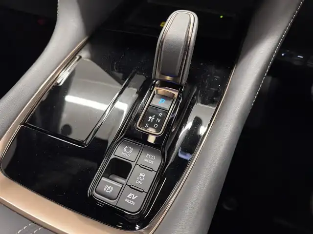 トヨタ アルファードハイブリット Z 三重県 2024(令6)年 0.9万km プラチナホワイトパールマイカ ハイブリッド/FF/MTモード付フロアCVT/14型ナビ/（FM/AM/TV/Bluetooth/USB/iPod/Miracast/CarPlay/AndroidAuto）/13.2型 有機EL後席モニター/パノラミックビューモニター（床下透過表示機能付）/両側パワースライドドア/ETC2.0/Toyota Safety Sense/●PCS、LTA、レーダークルコン、アダプティブハイビーム、RSA、プロアクティブドライビングアシスト、緊急操舵支援＋前後クロストラフィックアラート*/●パーキングサポートブレーキ/・BSM/LCA/安心降車アシスト/・アドバンスト・ドライブ/アドバンスト・パーク（リモート機能付*）/・ITS Connect*/など/装備/・デジタルインナーミラー*/・左右独立ムーンルーフ*/・合皮シート（ブラック）/・シートヒーター＆ベンチレーション（D/N/2nd）/・ステアリングヒーター/・パワーシート（Dメモリー付8way/N4way/2ndリクライニング＆オットマン）/・パワーバックドア/・ヘッドアップディスプレイ/・100Vコンセント（1500W）/・タッチトレーサーオペレーション/・3眼LEDヘッドランプ/・オートワイパー/・おくだけ充電/・17inAW/・保/・スマートキーx2/など/*…メーカーOP