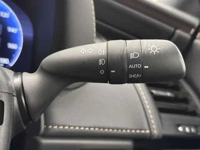 トヨタ アルファードハイブリット Z 三重県 2024(令6)年 0.9万km プラチナホワイトパールマイカ ハイブリッド/FF/MTモード付フロアCVT/14型ナビ/（FM/AM/TV/Bluetooth/USB/iPod/Miracast/CarPlay/AndroidAuto）/13.2型 有機EL後席モニター/パノラミックビューモニター（床下透過表示機能付）/両側パワースライドドア/ETC2.0/Toyota Safety Sense/●PCS、LTA、レーダークルコン、アダプティブハイビーム、RSA、プロアクティブドライビングアシスト、緊急操舵支援＋前後クロストラフィックアラート*/●パーキングサポートブレーキ/・BSM/LCA/安心降車アシスト/・アドバンスト・ドライブ/アドバンスト・パーク（リモート機能付*）/・ITS Connect*/など/装備/・デジタルインナーミラー*/・左右独立ムーンルーフ*/・合皮シート（ブラック）/・シートヒーター＆ベンチレーション（D/N/2nd）/・ステアリングヒーター/・パワーシート（Dメモリー付8way/N4way/2ndリクライニング＆オットマン）/・パワーバックドア/・ヘッドアップディスプレイ/・100Vコンセント（1500W）/・タッチトレーサーオペレーション/・3眼LEDヘッドランプ/・オートワイパー/・おくだけ充電/・17inAW/・保/・スマートキーx2/など/*…メーカーOP