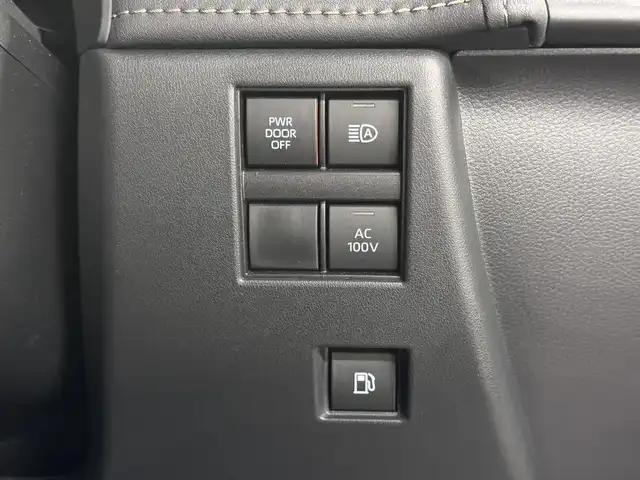 トヨタ アルファードハイブリット Z 三重県 2024(令6)年 0.9万km プラチナホワイトパールマイカ ハイブリッド/FF/MTモード付フロアCVT/14型ナビ/（FM/AM/TV/Bluetooth/USB/iPod/Miracast/CarPlay/AndroidAuto）/13.2型 有機EL後席モニター/パノラミックビューモニター（床下透過表示機能付）/両側パワースライドドア/ETC2.0/Toyota Safety Sense/●PCS、LTA、レーダークルコン、アダプティブハイビーム、RSA、プロアクティブドライビングアシスト、緊急操舵支援＋前後クロストラフィックアラート*/●パーキングサポートブレーキ/・BSM/LCA/安心降車アシスト/・アドバンスト・ドライブ/アドバンスト・パーク（リモート機能付*）/・ITS Connect*/など/装備/・デジタルインナーミラー*/・左右独立ムーンルーフ*/・合皮シート（ブラック）/・シートヒーター＆ベンチレーション（D/N/2nd）/・ステアリングヒーター/・パワーシート（Dメモリー付8way/N4way/2ndリクライニング＆オットマン）/・パワーバックドア/・ヘッドアップディスプレイ/・100Vコンセント（1500W）/・タッチトレーサーオペレーション/・3眼LEDヘッドランプ/・オートワイパー/・おくだけ充電/・17inAW/・保/・スマートキーx2/など/*…メーカーOP