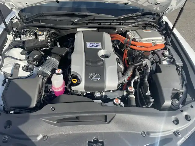 レクサス ＩＳ 300h Fスポーツ 佐賀県 2023(令5)年 2万km ホワイトノーヴァガラスフレーク サンルーフ/オレンジキャリパー/リアスポイラー/レクサスセーフティシステム/・プリクラッシュセーフティ/・レーダークルーズコントロール/・レーントレーシングアシスト/・オートマチックハイビーム/ブラインドスポットモニター/クリアランスソナー/純正10.3型ナビ/・パノラミックビューモニター/・フルセグTV/BT/CD/DVD/・TVキャンセラー/純正19インチAW/三眼LEDヘッドライト/白黒革シート/パワーシート/D席シートメモリ/シートベンチレーション/シートヒーター/革巻きステアリング/パドルシフト/ステアリングヒーター/電動コラム/電動パーキングスイッチ/ETC2.0/インナーミラー型前後ドラレコ/GPSレーダー探知機/カードキー/スペアキー×1/取扱説明書/保証書