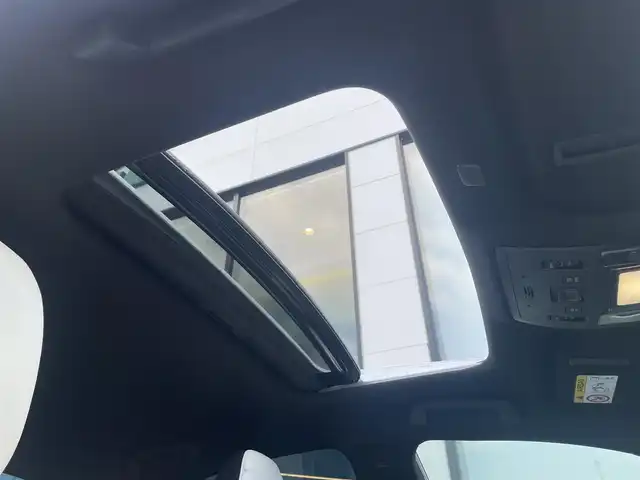 レクサス ＩＳ 300h Fスポーツ 佐賀県 2023(令5)年 2万km ホワイトノーヴァガラスフレーク サンルーフ/オレンジキャリパー/リアスポイラー/レクサスセーフティシステム/・プリクラッシュセーフティ/・レーダークルーズコントロール/・レーントレーシングアシスト/・オートマチックハイビーム/ブラインドスポットモニター/クリアランスソナー/純正10.3型ナビ/・パノラミックビューモニター/・フルセグTV/BT/CD/DVD/・TVキャンセラー/純正19インチAW/三眼LEDヘッドライト/白黒革シート/パワーシート/D席シートメモリ/シートベンチレーション/シートヒーター/革巻きステアリング/パドルシフト/ステアリングヒーター/電動コラム/電動パーキングスイッチ/ETC2.0/インナーミラー型前後ドラレコ/GPSレーダー探知機/カードキー/スペアキー×1/取扱説明書/保証書