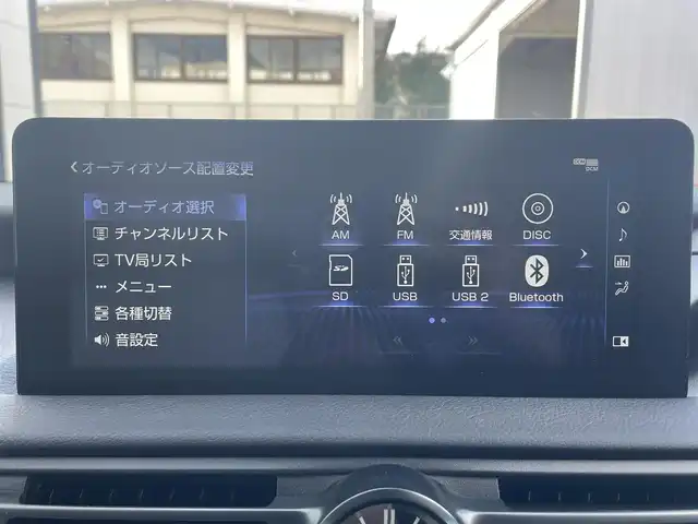 レクサス ＩＳ 300h Fスポーツ 佐賀県 2023(令5)年 2万km ホワイトノーヴァガラスフレーク サンルーフ/オレンジキャリパー/リアスポイラー/レクサスセーフティシステム/・プリクラッシュセーフティ/・レーダークルーズコントロール/・レーントレーシングアシスト/・オートマチックハイビーム/ブラインドスポットモニター/クリアランスソナー/純正10.3型ナビ/・パノラミックビューモニター/・フルセグTV/BT/CD/DVD/・TVキャンセラー/純正19インチAW/三眼LEDヘッドライト/白黒革シート/パワーシート/D席シートメモリ/シートベンチレーション/シートヒーター/革巻きステアリング/パドルシフト/ステアリングヒーター/電動コラム/電動パーキングスイッチ/ETC2.0/インナーミラー型前後ドラレコ/GPSレーダー探知機/カードキー/スペアキー×1/取扱説明書/保証書