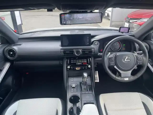 レクサス ＩＳ 300h Fスポーツ 佐賀県 2023(令5)年 2万km ホワイトノーヴァガラスフレーク サンルーフ/オレンジキャリパー/リアスポイラー/レクサスセーフティシステム/・プリクラッシュセーフティ/・レーダークルーズコントロール/・レーントレーシングアシスト/・オートマチックハイビーム/ブラインドスポットモニター/クリアランスソナー/純正10.3型ナビ/・パノラミックビューモニター/・フルセグTV/BT/CD/DVD/・TVキャンセラー/純正19インチAW/三眼LEDヘッドライト/白黒革シート/パワーシート/D席シートメモリ/シートベンチレーション/シートヒーター/革巻きステアリング/パドルシフト/ステアリングヒーター/電動コラム/電動パーキングスイッチ/ETC2.0/インナーミラー型前後ドラレコ/GPSレーダー探知機/カードキー/スペアキー×1/取扱説明書/保証書