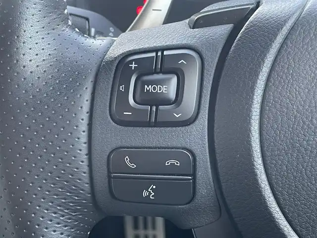 レクサス ＩＳ 300h Fスポーツ 佐賀県 2023(令5)年 2万km ホワイトノーヴァガラスフレーク サンルーフ/オレンジキャリパー/リアスポイラー/レクサスセーフティシステム/・プリクラッシュセーフティ/・レーダークルーズコントロール/・レーントレーシングアシスト/・オートマチックハイビーム/ブラインドスポットモニター/クリアランスソナー/純正10.3型ナビ/・パノラミックビューモニター/・フルセグTV/BT/CD/DVD/・TVキャンセラー/純正19インチAW/三眼LEDヘッドライト/白黒革シート/パワーシート/D席シートメモリ/シートベンチレーション/シートヒーター/革巻きステアリング/パドルシフト/ステアリングヒーター/電動コラム/電動パーキングスイッチ/ETC2.0/インナーミラー型前後ドラレコ/GPSレーダー探知機/カードキー/スペアキー×1/取扱説明書/保証書