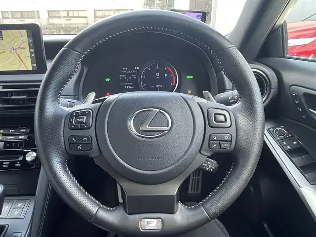 レクサス ＩＳ 300h Fスポーツ 佐賀県 2023(令5)年 2万km ホワイトノーヴァガラスフレーク サンルーフ/オレンジキャリパー/リアスポイラー/レクサスセーフティシステム/・プリクラッシュセーフティ/・レーダークルーズコントロール/・レーントレーシングアシスト/・オートマチックハイビーム/ブラインドスポットモニター/クリアランスソナー/純正10.3型ナビ/・パノラミックビューモニター/・フルセグTV/BT/CD/DVD/・TVキャンセラー/純正19インチAW/三眼LEDヘッドライト/白黒革シート/パワーシート/D席シートメモリ/シートベンチレーション/シートヒーター/革巻きステアリング/パドルシフト/ステアリングヒーター/電動コラム/電動パーキングスイッチ/ETC2.0/インナーミラー型前後ドラレコ/GPSレーダー探知機/カードキー/スペアキー×1/取扱説明書/保証書