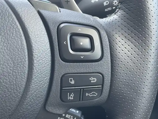 レクサス ＩＳ 300h Fスポーツ 佐賀県 2023(令5)年 2万km ホワイトノーヴァガラスフレーク サンルーフ/オレンジキャリパー/リアスポイラー/レクサスセーフティシステム/・プリクラッシュセーフティ/・レーダークルーズコントロール/・レーントレーシングアシスト/・オートマチックハイビーム/ブラインドスポットモニター/クリアランスソナー/純正10.3型ナビ/・パノラミックビューモニター/・フルセグTV/BT/CD/DVD/・TVキャンセラー/純正19インチAW/三眼LEDヘッドライト/白黒革シート/パワーシート/D席シートメモリ/シートベンチレーション/シートヒーター/革巻きステアリング/パドルシフト/ステアリングヒーター/電動コラム/電動パーキングスイッチ/ETC2.0/インナーミラー型前後ドラレコ/GPSレーダー探知機/カードキー/スペアキー×1/取扱説明書/保証書