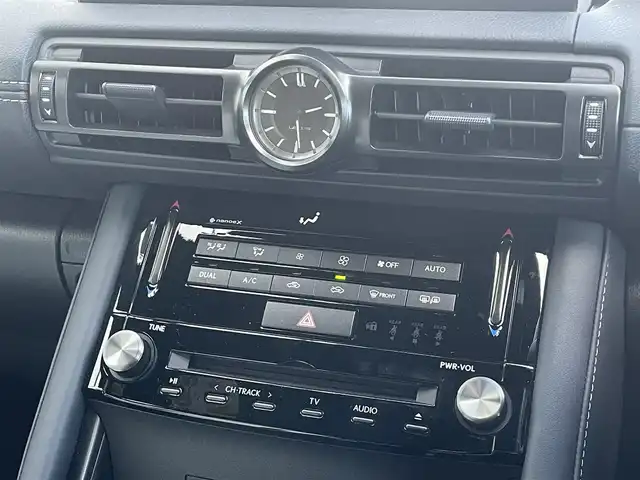 レクサス ＩＳ 300h Fスポーツ 佐賀県 2023(令5)年 2万km ホワイトノーヴァガラスフレーク サンルーフ/オレンジキャリパー/リアスポイラー/レクサスセーフティシステム/・プリクラッシュセーフティ/・レーダークルーズコントロール/・レーントレーシングアシスト/・オートマチックハイビーム/ブラインドスポットモニター/クリアランスソナー/純正10.3型ナビ/・パノラミックビューモニター/・フルセグTV/BT/CD/DVD/・TVキャンセラー/純正19インチAW/三眼LEDヘッドライト/白黒革シート/パワーシート/D席シートメモリ/シートベンチレーション/シートヒーター/革巻きステアリング/パドルシフト/ステアリングヒーター/電動コラム/電動パーキングスイッチ/ETC2.0/インナーミラー型前後ドラレコ/GPSレーダー探知機/カードキー/スペアキー×1/取扱説明書/保証書