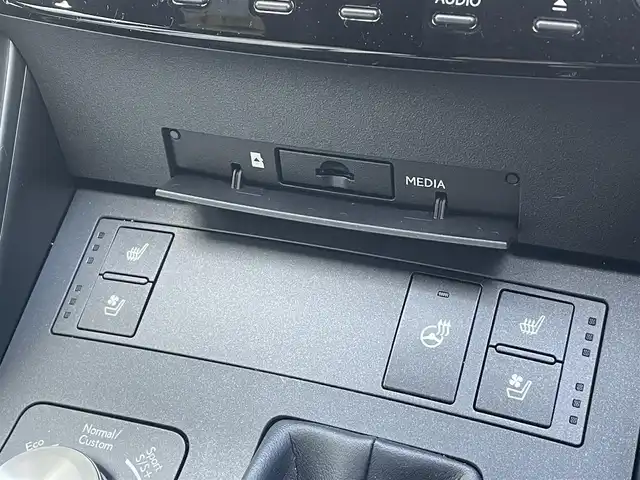 レクサス ＩＳ 300h Fスポーツ 佐賀県 2023(令5)年 2万km ホワイトノーヴァガラスフレーク サンルーフ/オレンジキャリパー/リアスポイラー/レクサスセーフティシステム/・プリクラッシュセーフティ/・レーダークルーズコントロール/・レーントレーシングアシスト/・オートマチックハイビーム/ブラインドスポットモニター/クリアランスソナー/純正10.3型ナビ/・パノラミックビューモニター/・フルセグTV/BT/CD/DVD/・TVキャンセラー/純正19インチAW/三眼LEDヘッドライト/白黒革シート/パワーシート/D席シートメモリ/シートベンチレーション/シートヒーター/革巻きステアリング/パドルシフト/ステアリングヒーター/電動コラム/電動パーキングスイッチ/ETC2.0/インナーミラー型前後ドラレコ/GPSレーダー探知機/カードキー/スペアキー×1/取扱説明書/保証書