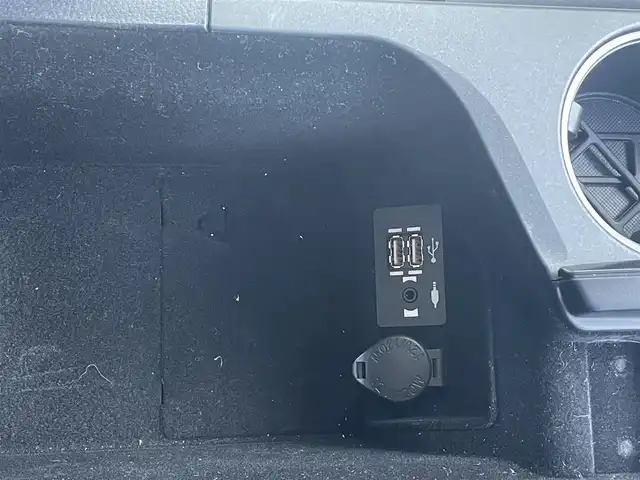 レクサス ＩＳ 300h Fスポーツ 佐賀県 2023(令5)年 2万km ホワイトノーヴァガラスフレーク サンルーフ/オレンジキャリパー/リアスポイラー/レクサスセーフティシステム/・プリクラッシュセーフティ/・レーダークルーズコントロール/・レーントレーシングアシスト/・オートマチックハイビーム/ブラインドスポットモニター/クリアランスソナー/純正10.3型ナビ/・パノラミックビューモニター/・フルセグTV/BT/CD/DVD/・TVキャンセラー/純正19インチAW/三眼LEDヘッドライト/白黒革シート/パワーシート/D席シートメモリ/シートベンチレーション/シートヒーター/革巻きステアリング/パドルシフト/ステアリングヒーター/電動コラム/電動パーキングスイッチ/ETC2.0/インナーミラー型前後ドラレコ/GPSレーダー探知機/カードキー/スペアキー×1/取扱説明書/保証書