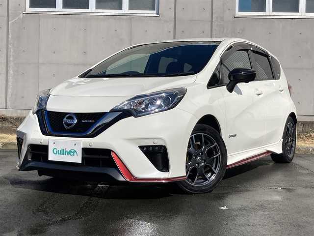 日産 ノート e－パワー ニスモ 静岡県 2020(令2)年 7.3万km ブリリアントホワイトパール エマージェンシーブレーキ/純正7インチナビ(MM319D-W)/　AM FM CD DVD Bluetooth AUX SD/フルセグTV/デジタルインナーミラー/LEDオートヘッドライト/レーダークルーズコントロール/革巻きステアリング/ステアリングスイッチ/純正フルエアロ/ETC/アラウンドビューモニター/ドライブレコーダー