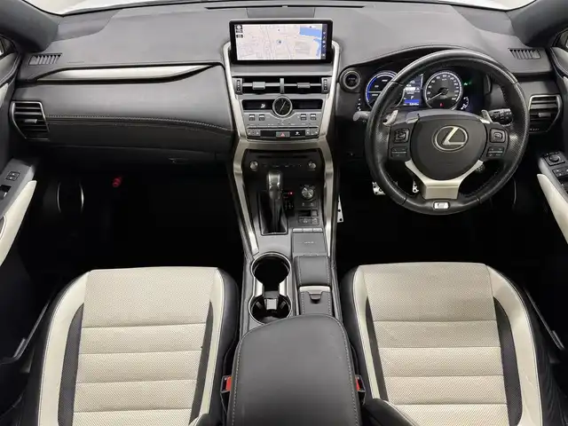 レクサス ＮＸ 300h Iパッケージ 三重県 2019(令1)年 5.2万km ホワイトノーヴァガラスフレーク ハイブリッド/FF/MTモード付フロアCVT/純正 10.3インチナビ/（AM/FM/CD/DVD/Blu-ray/SDREC/SD/USB/Bluetooth/Miracast/AUX/TV）/バックガイド&サイドモニター/ETC2.0/Lexus Safety System＋/・プリクラッシュセーフティ［PCS］/・レーントレーシングアシスト［LTA］/・レーダークルーズ（全車速追従）/・クリアランスソナー/・【OP】パーキングサポートブレーキ（静止物）［PKSB］/・【OP】アダプティブハイビームシステム［AHS］/・ロードサインアシスト［RSA］/・先行車発進告知機能［TMN］/装備/・【OP】3眼LEDヘッドランプ/・内装色『リッチクリーム』＋【OP】『本アルミ（名栗調仕上げ/シルバー）』/・本革シート/・シートヒーター&ベンチレーション（D/N）/・ステアリングヒーター/・パワーシート（Dメモリー付8way&電動ランバーサポート/N8way）/・パワーバックドア/・アクティブサウンドコンロトール［ASC］/・電動チルト&テレスコピックステアリング/・電子パーキングブレーキ&ブレーキホールド機能/・純正18inAW（ブラック＋切削光輝）/・雨滴感応式ワイパー/・保/取/ナビ取/・予備スマートキーx1＋カードキーx1