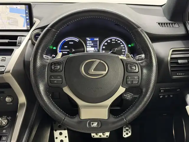 レクサス ＮＸ 300h Iパッケージ 三重県 2019(令1)年 5.2万km ホワイトノーヴァガラスフレーク ハイブリッド/FF/MTモード付フロアCVT/純正 10.3インチナビ/（AM/FM/CD/DVD/Blu-ray/SDREC/SD/USB/Bluetooth/Miracast/AUX/TV）/バックガイド&サイドモニター/ETC2.0/Lexus Safety System＋/・プリクラッシュセーフティ［PCS］/・レーントレーシングアシスト［LTA］/・レーダークルーズ（全車速追従）/・クリアランスソナー/・【OP】パーキングサポートブレーキ（静止物）［PKSB］/・【OP】アダプティブハイビームシステム［AHS］/・ロードサインアシスト［RSA］/・先行車発進告知機能［TMN］/装備/・【OP】3眼LEDヘッドランプ/・内装色『リッチクリーム』＋【OP】『本アルミ（名栗調仕上げ/シルバー）』/・本革シート/・シートヒーター&ベンチレーション（D/N）/・ステアリングヒーター/・パワーシート（Dメモリー付8way&電動ランバーサポート/N8way）/・パワーバックドア/・アクティブサウンドコンロトール［ASC］/・電動チルト&テレスコピックステアリング/・電子パーキングブレーキ&ブレーキホールド機能/・純正18inAW（ブラック＋切削光輝）/・雨滴感応式ワイパー/・保/取/ナビ取/・予備スマートキーx1＋カードキーx1