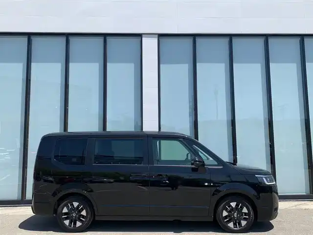 ホンダ ステップワゴン eHEV エアー 大阪府 2025(令7)年 0.1万km未満 クリスタルブラックパール 衝突軽減/両側パワースライドドア/レーダークルーズコントロール/ステアリングスイッチ/コーナーセンサー/横滑り防止装置/純正アルミホイール/プッシュスタート/スマートキー/ＵＳＢ/ＬＥＤライト