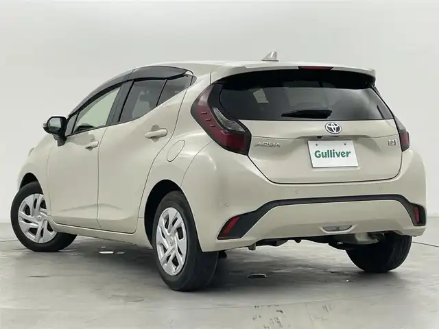 トヨタ アクア G 群馬県 2022(令4)年 2.6万km クリアベージュメタリック パノラミックビューモニター（シースルービュー＆ムービングビュー付） /ブラインドスポットモニター（停車時警報機能付）＋パーキングサポートブレーキ（前後方静止物）＋パーキングサポートブレーキ（後方接近車両）/＝＝＝＝＝/純正7インチディスプレイオーディオ/・AM/FM/USB/Bluetooth/・AppleCarPlay/AndroidAuto/Miracast/トヨタセーフティセンス/・プリクラッシュセーフティシステム/・レーントレーシングアシスト/・オートマチックハイビーム/・レーダークルーズコントロール(全車速追従)/・ロードサインアシスト/先行車発進告知機能/LEDヘッドランプ