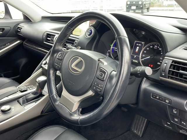 レクサス ＩＳ 300h バージョンL 富山県 2016(平28)年 7.6万km ソニッククォーツ サンルーフ　/4WD/純正ナビ(AM/FM/TV/CD/DVD/BD/BTA)/衝突被害軽減ブレーキ　/アダプティブクルーズコントロール　/純正アルミサマータイヤ積込　/オートハイビーム　/シートクーラー　/シートヒーター　/ステアリングヒーター　/ＥＴＣ２．０/コーナーセンサー前後/LEDヘッドライト/レザーシート/USB入力端子/ブラインドスポットモニター/取扱説明書/ナビ取扱説明書