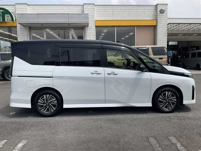 日産 セレナ ハイウェイスター V 滋賀県 2023(令5)年 2万km 黒Ⅱ ワンオーナー/車検8年2月まで/走行支援システム/・エマージェンシーブレーキ/・踏み間違い衝突防止アシスト/・車線逸脱警報・プロパイロット/・後側方車両検知警報/純正9インチナビ/Bluetooth、フルセグテレビ/アラウンドビューモニター/純正11インチフリップダウンモニター/純正前後ドライブレコーダー（ナビ連動）/純正ETC2.0/純正インテリジェントルームミラー/両側パワースライドドア/ハンズフリースライドドア/スペアキー有り/取扱説明書、保証書