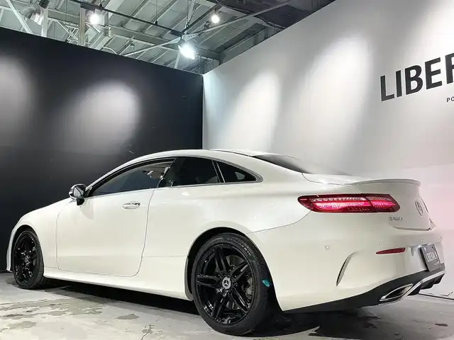 メルセデス・ベンツ Ｅ４５０ 4マチック クーペ スポーツ 道央・札幌 2018(平30)年 4.7万km ダイヤモンドホワイト エクスクルーシブパッケージ/・パノラミックスライディングルーフ/・Burmesterサラウンドサウンド/・エアバランスパッケージ/AIR BODY CONTROLサスペンション/19インチAMG5ツインスポークAW/レーダーセーフティパッケージ/・アクティブディスタンスアシストディストロニック/・アクティブステアリングアシスト/・アクティブブレーキアシスト/・アクティブブラインドスポットアシスト/・アクティブレーンキーピングアシスト/・トラフィックサインアシスト/360°カメラシステム/アクティブパーキングアシスト/マルチビームLEDヘッドライト/アダプティブハイビームアシストプラス/AMGスタイリングパッケージ/フットトランクオープナー/ヘッドアップディスプレイ/本革シート(ナッパレザー)/AMGスポーツステアリング/シートヒーター(D/N)/シートベンチレーター(D/N)/リラクゼーション機能(D/N)/メモリー付きパワーシート(D/N)/電動ランバーサポート(D/N)/COMANDシステム/・フルセグTV/・AppleCarPlay/・AndroidAuto/ワイヤレスチャージング/アンビエントライト/純正ドライブレコーダー