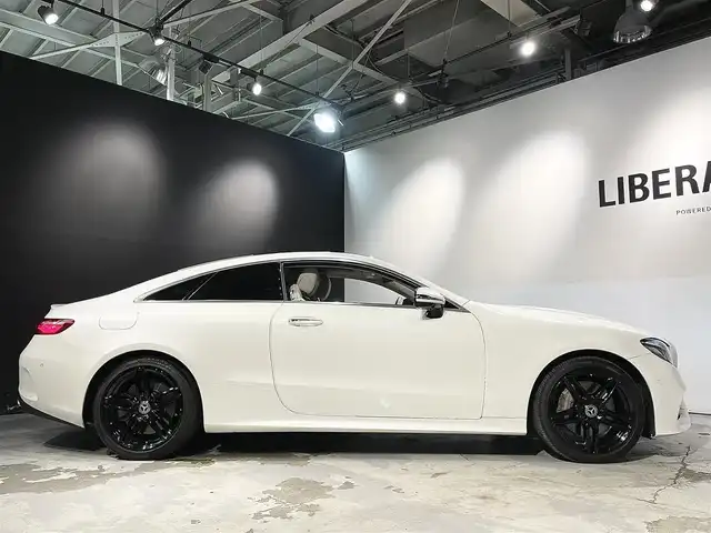 メルセデス・ベンツ Ｅ４５０ 4マチック クーペ スポーツ 道央・札幌 2018(平30)年 4.7万km ダイヤモンドホワイト エクスクルーシブパッケージ/・パノラミックスライディングルーフ/・Burmesterサラウンドサウンド/・エアバランスパッケージ/AIR BODY CONTROLサスペンション/19インチAMG5ツインスポークAW/レーダーセーフティパッケージ/・アクティブディスタンスアシストディストロニック/・アクティブステアリングアシスト/・アクティブブレーキアシスト/・アクティブブラインドスポットアシスト/・アクティブレーンキーピングアシスト/・トラフィックサインアシスト/360°カメラシステム/アクティブパーキングアシスト/マルチビームLEDヘッドライト/アダプティブハイビームアシストプラス/AMGスタイリングパッケージ/フットトランクオープナー/ヘッドアップディスプレイ/本革シート(ナッパレザー)/AMGスポーツステアリング/シートヒーター(D/N)/シートベンチレーター(D/N)/リラクゼーション機能(D/N)/メモリー付きパワーシート(D/N)/電動ランバーサポート(D/N)/COMANDシステム/・フルセグTV/・AppleCarPlay/・AndroidAuto/ワイヤレスチャージング/アンビエントライト/純正ドライブレコーダー
