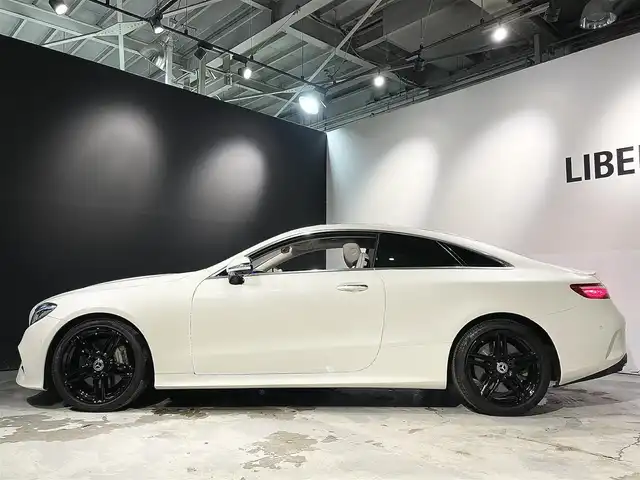 メルセデス・ベンツ Ｅ４５０ 4マチック クーペ スポーツ 道央・札幌 2018(平30)年 4.7万km ダイヤモンドホワイト エクスクルーシブパッケージ/・パノラミックスライディングルーフ/・Burmesterサラウンドサウンド/・エアバランスパッケージ/AIR BODY CONTROLサスペンション/19インチAMG5ツインスポークAW/レーダーセーフティパッケージ/・アクティブディスタンスアシストディストロニック/・アクティブステアリングアシスト/・アクティブブレーキアシスト/・アクティブブラインドスポットアシスト/・アクティブレーンキーピングアシスト/・トラフィックサインアシスト/360°カメラシステム/アクティブパーキングアシスト/マルチビームLEDヘッドライト/アダプティブハイビームアシストプラス/AMGスタイリングパッケージ/フットトランクオープナー/ヘッドアップディスプレイ/本革シート(ナッパレザー)/AMGスポーツステアリング/シートヒーター(D/N)/シートベンチレーター(D/N)/リラクゼーション機能(D/N)/メモリー付きパワーシート(D/N)/電動ランバーサポート(D/N)/COMANDシステム/・フルセグTV/・AppleCarPlay/・AndroidAuto/ワイヤレスチャージング/アンビエントライト/純正ドライブレコーダー