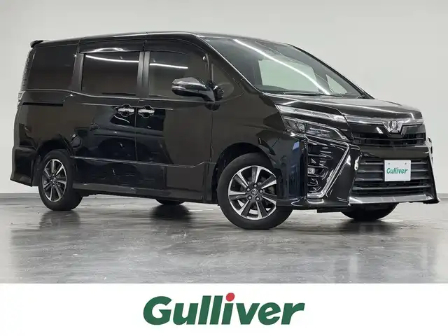 トヨタ ヴォクシー ZS 煌 三重県 2018(平30)年 5.9万km イナズマスパーキングブラックガラスフレーク ガソリン/FF/MTモード付インパネCVT/純正 10インチナビ NSZN-Z66T/（AM/FM/CD/DVD/TV/SD/SDREC/Bluetooth/USB/HDMI）/バックガイドモニター/両側パワースライドドア/ドライブレコーダー 前後/ビルトイン ETC/Toyota Safety Sense/・プリクラッシュセーフティ［PCS］/・レーンディパーチャーアラート［LDA］/・オートハイビーム［AHB］/・クリアランスソナー/・パーキングサポートブレーキ（静止物）/・横滑り防止装置［TRC］/など/装備/・クルーズコントロール/・左右独立温度調整＆後席独立調整オートエアコン/・オートライト/・LED ヘッドランプ＆フロントフォグランプ/・ステアリングスイッチ/・プッシュスタート/・充電用USBジャックx2/・純正16inAW/・保/取/ナビ取/・スマートキーx2/など