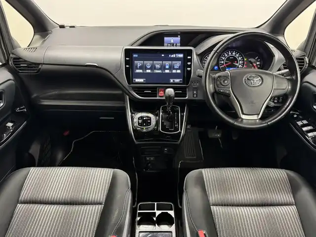 トヨタ ヴォクシー ZS 煌 三重県 2018(平30)年 5.9万km イナズマスパーキングブラックガラスフレーク ガソリン/FF/MTモード付インパネCVT/純正 10インチナビ NSZN-Z66T/（AM/FM/CD/DVD/TV/SD/SDREC/Bluetooth/USB/HDMI）/バックガイドモニター/両側パワースライドドア/ドライブレコーダー 前後/ビルトイン ETC/Toyota Safety Sense/・プリクラッシュセーフティ［PCS］/・レーンディパーチャーアラート［LDA］/・オートハイビーム［AHB］/・クリアランスソナー/・パーキングサポートブレーキ（静止物）/・横滑り防止装置［TRC］/など/装備/・クルーズコントロール/・左右独立温度調整＆後席独立調整オートエアコン/・オートライト/・LED ヘッドランプ＆フロントフォグランプ/・ステアリングスイッチ/・プッシュスタート/・充電用USBジャックx2/・純正16inAW/・保/取/ナビ取/・スマートキーx2/など