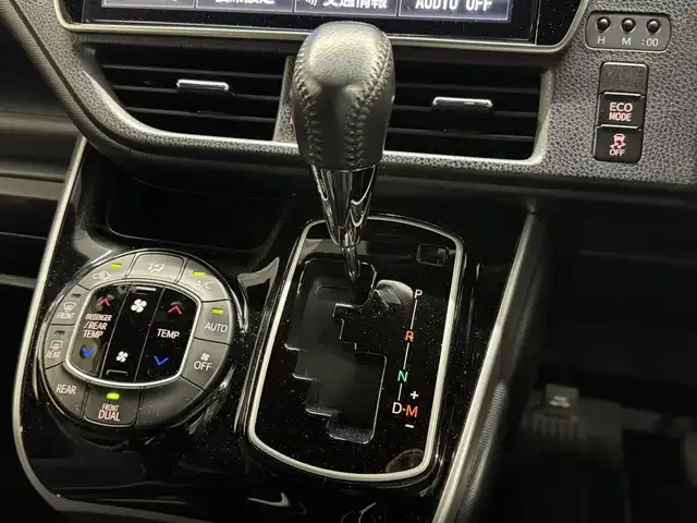 トヨタ ヴォクシー ZS 煌 三重県 2018(平30)年 5.9万km イナズマスパーキングブラックガラスフレーク ガソリン/FF/MTモード付インパネCVT/純正 10インチナビ NSZN-Z66T/（AM/FM/CD/DVD/TV/SD/SDREC/Bluetooth/USB/HDMI）/バックガイドモニター/両側パワースライドドア/ドライブレコーダー 前後/ビルトイン ETC/Toyota Safety Sense/・プリクラッシュセーフティ［PCS］/・レーンディパーチャーアラート［LDA］/・オートハイビーム［AHB］/・クリアランスソナー/・パーキングサポートブレーキ（静止物）/・横滑り防止装置［TRC］/など/装備/・クルーズコントロール/・左右独立温度調整＆後席独立調整オートエアコン/・オートライト/・LED ヘッドランプ＆フロントフォグランプ/・ステアリングスイッチ/・プッシュスタート/・充電用USBジャックx2/・純正16inAW/・保/取/ナビ取/・スマートキーx2/など