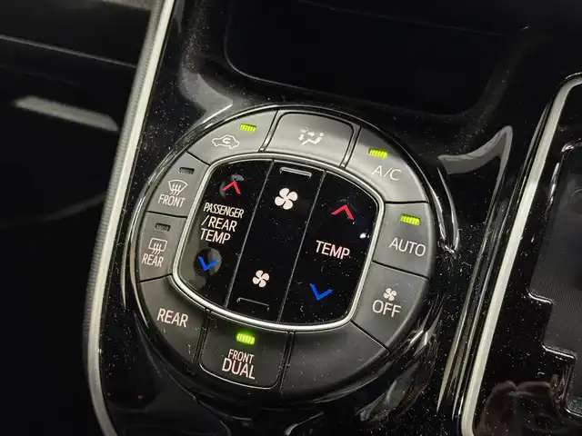 トヨタ ヴォクシー ZS 煌 三重県 2018(平30)年 5.9万km イナズマスパーキングブラックガラスフレーク ガソリン/FF/MTモード付インパネCVT/純正 10インチナビ NSZN-Z66T/（AM/FM/CD/DVD/TV/SD/SDREC/Bluetooth/USB/HDMI）/バックガイドモニター/両側パワースライドドア/ドライブレコーダー 前後/ビルトイン ETC/Toyota Safety Sense/・プリクラッシュセーフティ［PCS］/・レーンディパーチャーアラート［LDA］/・オートハイビーム［AHB］/・クリアランスソナー/・パーキングサポートブレーキ（静止物）/・横滑り防止装置［TRC］/など/装備/・クルーズコントロール/・左右独立温度調整＆後席独立調整オートエアコン/・オートライト/・LED ヘッドランプ＆フロントフォグランプ/・ステアリングスイッチ/・プッシュスタート/・充電用USBジャックx2/・純正16inAW/・保/取/ナビ取/・スマートキーx2/など