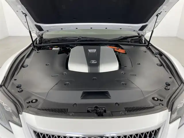 レクサス ＬＳ 500h バージョンL 群馬県 2017(平29)年 5.7万km ソニッククォーツ ムーンルーフ/＝＝＝＝＝/デジタルインナーミラー/純正１２．３インチSDナビ/・フルセグTV/Bluetooth/CD/DVD/SD/USB/AUX/パノラミックビューモニター/レザーシート/前席シートメモリー/前席+後席左右シートヒーター/シートベンチレーション/パーキングサポートブレーキ/ブラインドスポットモニター/三眼LEDヘッドランプ/ステアリングヒーター/後席リクライニング/レクサスセーフティシステム+A/・プリクラッシュセーフティ/・フロントクロストラフィックアラート/・レーダークルーズコントロール/・レーントレーシングアシスト/・アダプティブハイビーム/・ロードサインアシスト/・先行車発進告知/ビルトインETC２．０/プッシュスタート/パドルシフト/4WD