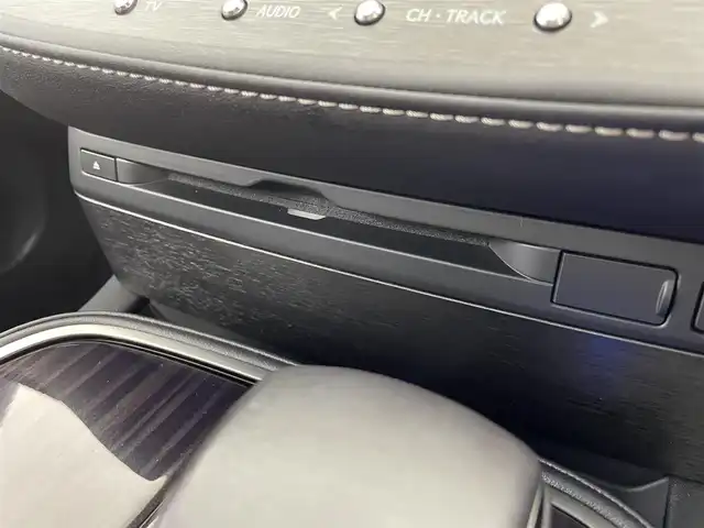 レクサス ＬＳ 500h バージョンL 群馬県 2017(平29)年 5.7万km ソニッククォーツ ムーンルーフ/＝＝＝＝＝/デジタルインナーミラー/純正１２．３インチSDナビ/・フルセグTV/Bluetooth/CD/DVD/SD/USB/AUX/パノラミックビューモニター/レザーシート/前席シートメモリー/前席+後席左右シートヒーター/シートベンチレーション/パーキングサポートブレーキ/ブラインドスポットモニター/三眼LEDヘッドランプ/ステアリングヒーター/後席リクライニング/レクサスセーフティシステム+A/・プリクラッシュセーフティ/・フロントクロストラフィックアラート/・レーダークルーズコントロール/・レーントレーシングアシスト/・アダプティブハイビーム/・ロードサインアシスト/・先行車発進告知/ビルトインETC２．０/プッシュスタート/パドルシフト/4WD