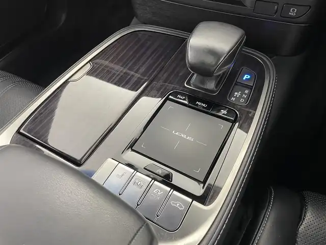 レクサス ＬＳ 500h バージョンL 群馬県 2017(平29)年 5.7万km ソニッククォーツ ムーンルーフ/＝＝＝＝＝/デジタルインナーミラー/純正１２．３インチSDナビ/・フルセグTV/Bluetooth/CD/DVD/SD/USB/AUX/パノラミックビューモニター/レザーシート/前席シートメモリー/前席+後席左右シートヒーター/シートベンチレーション/パーキングサポートブレーキ/ブラインドスポットモニター/三眼LEDヘッドランプ/ステアリングヒーター/後席リクライニング/レクサスセーフティシステム+A/・プリクラッシュセーフティ/・フロントクロストラフィックアラート/・レーダークルーズコントロール/・レーントレーシングアシスト/・アダプティブハイビーム/・ロードサインアシスト/・先行車発進告知/ビルトインETC２．０/プッシュスタート/パドルシフト/4WD