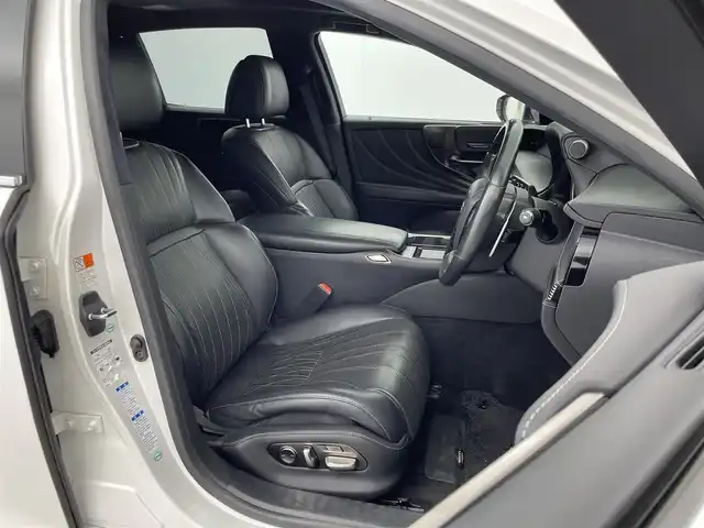 レクサス ＬＳ 500h バージョンL 群馬県 2017(平29)年 5.7万km ソニッククォーツ ムーンルーフ/＝＝＝＝＝/デジタルインナーミラー/純正１２．３インチSDナビ/・フルセグTV/Bluetooth/CD/DVD/SD/USB/AUX/パノラミックビューモニター/レザーシート/前席シートメモリー/前席+後席左右シートヒーター/シートベンチレーション/パーキングサポートブレーキ/ブラインドスポットモニター/三眼LEDヘッドランプ/ステアリングヒーター/後席リクライニング/レクサスセーフティシステム+A/・プリクラッシュセーフティ/・フロントクロストラフィックアラート/・レーダークルーズコントロール/・レーントレーシングアシスト/・アダプティブハイビーム/・ロードサインアシスト/・先行車発進告知/ビルトインETC２．０/プッシュスタート/パドルシフト/4WD