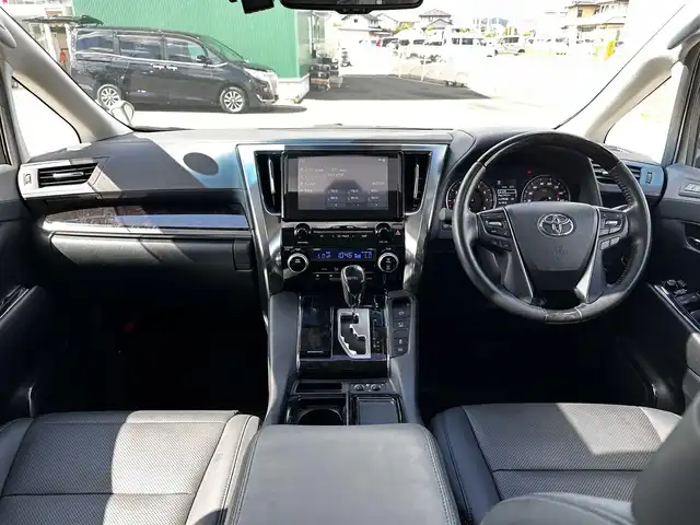 トヨタ アルファード S Cパッケージ 宮城県 2023(令5)年 4.3万km ホワイトパールクリスタルシャイン ツインムーンルーフ/スペアタイヤ/＝＝＝/セーフティセンス/・プリクラッシュセーフティ/・レーントレーシングアシスト/・レーダークルーズコントロール/・アダプティブハイビームシステム/・ロードサインアシスト/パーキングサポートブレーキ（前後方静止物）/純正12インチフリップダウンモニター/9インチディスプレイオーディオ/・ナビ機能/・Bluetooth/・AppleCarPlay/AndroidAuto/バックカメラ/ビルトインETC/ドライブレコーダー/AC100V/100W電源/パワーバックドア/両側パワースライドドア/電動ステップ/ブラック合皮シート/パワーシート（運転席メモリー機能付）/シートヒーター／ベンチレーション/ステアリングヒーター/ステアリングスイッチ/電動パーキングブレーキ/ブレーキホールド/3眼LEDヘッドランプ/フォグランプ/オートライト/スマートキー＆プッシュスタート/スペアキー/電動格納ミラー/17インチAW/フロアマット/ドアバイザー/W/サイド/カーテンエアバッグ