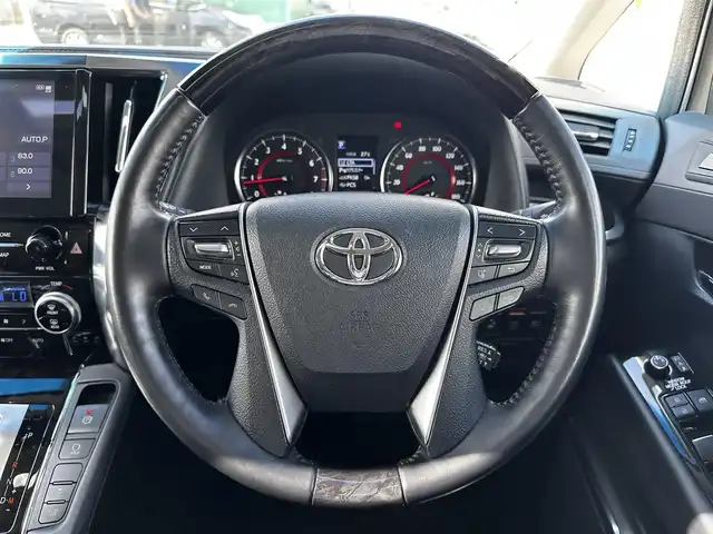 トヨタ アルファード S Cパッケージ 宮城県 2023(令5)年 4.3万km ホワイトパールクリスタルシャイン ツインムーンルーフ/スペアタイヤ/＝＝＝/セーフティセンス/・プリクラッシュセーフティ/・レーントレーシングアシスト/・レーダークルーズコントロール/・アダプティブハイビームシステム/・ロードサインアシスト/パーキングサポートブレーキ（前後方静止物）/純正12インチフリップダウンモニター/9インチディスプレイオーディオ/・ナビ機能/・Bluetooth/・AppleCarPlay/AndroidAuto/バックカメラ/ビルトインETC/ドライブレコーダー/AC100V/100W電源/パワーバックドア/両側パワースライドドア/電動ステップ/ブラック合皮シート/パワーシート（運転席メモリー機能付）/シートヒーター／ベンチレーション/ステアリングヒーター/ステアリングスイッチ/電動パーキングブレーキ/ブレーキホールド/3眼LEDヘッドランプ/フォグランプ/オートライト/スマートキー＆プッシュスタート/スペアキー/電動格納ミラー/17インチAW/フロアマット/ドアバイザー/W/サイド/カーテンエアバッグ