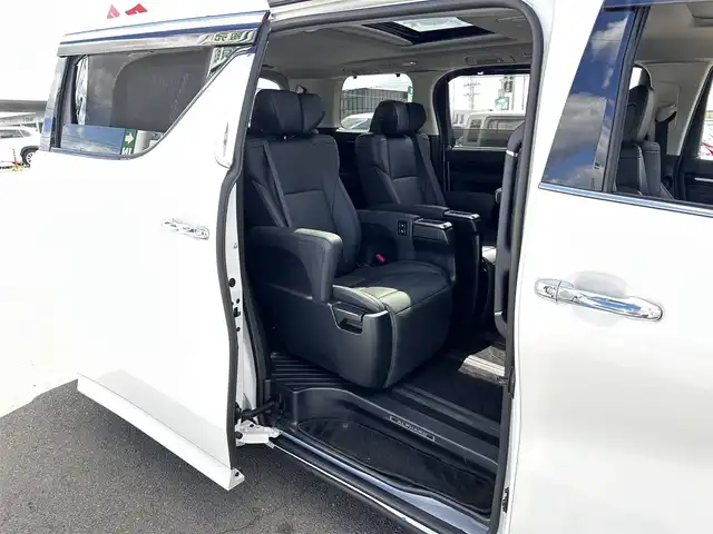 トヨタ アルファード S Cパッケージ 宮城県 2023(令5)年 4.3万km ホワイトパールクリスタルシャイン ツインムーンルーフ/スペアタイヤ/＝＝＝/セーフティセンス/・プリクラッシュセーフティ/・レーントレーシングアシスト/・レーダークルーズコントロール/・アダプティブハイビームシステム/・ロードサインアシスト/パーキングサポートブレーキ（前後方静止物）/純正12インチフリップダウンモニター/9インチディスプレイオーディオ/・ナビ機能/・Bluetooth/・AppleCarPlay/AndroidAuto/バックカメラ/ビルトインETC/ドライブレコーダー/AC100V/100W電源/パワーバックドア/両側パワースライドドア/電動ステップ/ブラック合皮シート/パワーシート（運転席メモリー機能付）/シートヒーター／ベンチレーション/ステアリングヒーター/ステアリングスイッチ/電動パーキングブレーキ/ブレーキホールド/3眼LEDヘッドランプ/フォグランプ/オートライト/スマートキー＆プッシュスタート/スペアキー/電動格納ミラー/17インチAW/フロアマット/ドアバイザー/W/サイド/カーテンエアバッグ