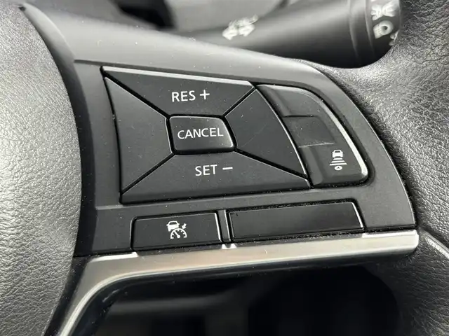 日産 ノート e－パワー X 福岡県 2018(平30)年 6万km ブリリアントホワイトパール 純正ナビ　/全方位カメラ　/エマージェンシーブレーキ　/レーンキープ　/コーナーセンサー　/車両接近通報装置　/盗難防止装置　/レーダークルコン　/ドライブモード　/デジタルルームミラー　/ＥＴＣ　/純正ＡＷ　/ＬＥＤライト