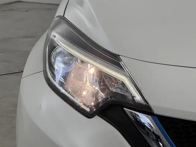 日産 ノート e－パワー X 福岡県 2018(平30)年 6万km ブリリアントホワイトパール 純正ナビ　/全方位カメラ　/エマージェンシーブレーキ　/レーンキープ　/コーナーセンサー　/車両接近通報装置　/盗難防止装置　/レーダークルコン　/ドライブモード　/デジタルルームミラー　/ＥＴＣ　/純正ＡＷ　/ＬＥＤライト