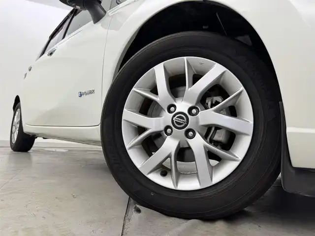 日産 ノート e－パワー X 福岡県 2018(平30)年 6万km ブリリアントホワイトパール 純正ナビ　/全方位カメラ　/エマージェンシーブレーキ　/レーンキープ　/コーナーセンサー　/車両接近通報装置　/盗難防止装置　/レーダークルコン　/ドライブモード　/デジタルルームミラー　/ＥＴＣ　/純正ＡＷ　/ＬＥＤライト