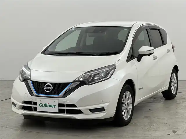 日産 ノート e－パワー X 福岡県 2018(平30)年 6万km ブリリアントホワイトパール 純正ナビ　/全方位カメラ　/エマージェンシーブレーキ　/レーンキープ　/コーナーセンサー　/車両接近通報装置　/盗難防止装置　/レーダークルコン　/ドライブモード　/デジタルルームミラー　/ＥＴＣ　/純正ＡＷ　/ＬＥＤライト