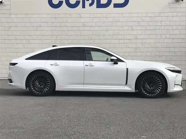 トヨタ クラウン Z 栃木県 2024(令6)年 3.3万km プレシャスホワイトパール 株)IDOMが運営する【じしゃロン小山店】の自社ローン専用車両になります。こちらは現金またはオートローンご利用時の価格です。自社ローンご希望の方は別途その旨お申付け下さい//ワンオーナー/禁煙車/純正１２．３インチディスプレイオーディオ/(Bluetooth)/(ApplecarPlay)/(Milacast)/トヨタプレミアムサウンドシステム/スマートキー/プッシュスタート/バックカメラ/全方位カメラ/ＥＴＣ２．０/レーダークルーズコントロール/プリクラッシュセーフティ/レーンキープアシスト/コーナーセンサー/ブラインドスポットモニター/ロードサインアシスト/プロアクティブドライビングアシスト/パーキングサポートブレーキ/パワーシート/シートメモリー/シートヒーター/エアシート/ステアリングヒーター/リフレッシュシート/TPMS/外部給電アタッチメント/アクセサリーコンセント(１００V)/ハンズフリーパワートランクリッド/リアサンシェード/リアマルチオペレーションパネル/デジタルインナーミラー/ステアリングリモコン/オートマチックハイビーム