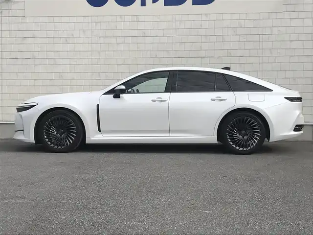 トヨタ クラウン Z 栃木県 2024(令6)年 3.3万km プレシャスホワイトパール 株)IDOMが運営する【じしゃロン小山店】の自社ローン専用車両になります。こちらは現金またはオートローンご利用時の価格です。自社ローンご希望の方は別途その旨お申付け下さい//ワンオーナー/禁煙車/純正１２．３インチディスプレイオーディオ/(Bluetooth)/(ApplecarPlay)/(Milacast)/トヨタプレミアムサウンドシステム/スマートキー/プッシュスタート/バックカメラ/全方位カメラ/ＥＴＣ２．０/レーダークルーズコントロール/プリクラッシュセーフティ/レーンキープアシスト/コーナーセンサー/ブラインドスポットモニター/ロードサインアシスト/プロアクティブドライビングアシスト/パーキングサポートブレーキ/パワーシート/シートメモリー/シートヒーター/エアシート/ステアリングヒーター/リフレッシュシート/TPMS/外部給電アタッチメント/アクセサリーコンセント(１００V)/ハンズフリーパワートランクリッド/リアサンシェード/リアマルチオペレーションパネル/デジタルインナーミラー/ステアリングリモコン/オートマチックハイビーム