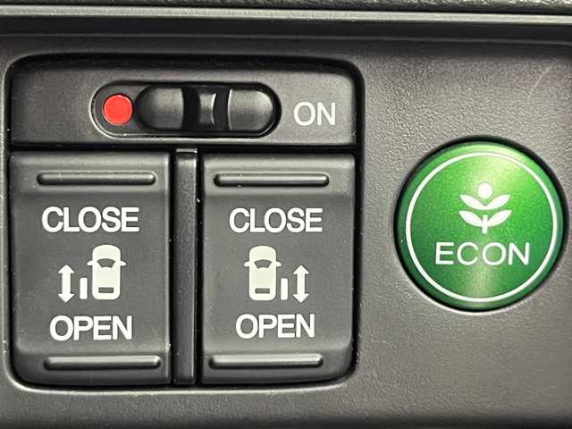 ホンダ オデッセイ アブソルート・EXホンダセンジング 大阪府 2016(平28)年 6.3万km ホワイトオーキッドパール ホンダセンシング/　・衝突軽減ブレーキ/　・誤発進抑制機能/　・アダプティブクルーズコントロール/　・車線維持支援システム/フリップダウンモニター/社外メモリナビ/　　BT/フルセグTV/バックカメラ/両側パワースライドドア/LEDオートライト/フォグランプ/合皮ハーフレザーシート/パワーシート/社外18インチアルミホイール/パドルシフト/アイドリングストップ/スマートキー/ビルトインETC