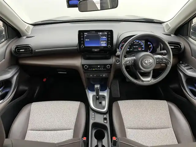 トヨタ ヤリスクロス Z 岡山県 2021(令3)年 2.1万km ブラックマイカ 純正８インチディスプレイオーディオ　/【BT/USB/フルセグ/Carplay】/パノラミックビューモニター/TVキャンセラー/ビルトインＥＴＣ　/シートヒーター　前席/ＬＥＤヘッドライト　/レーダークルーズコントロール　/ドライブレコーダー　前後/ブラインドスポットモニター　/コーナーセンサー　前後　/パワーシート　運転席/スペアキー×1/禁煙車/オートハイビーム/オートブレーキホールド/純正フロアマット/踏み間違い防止/ドアバイザー/新車保証書