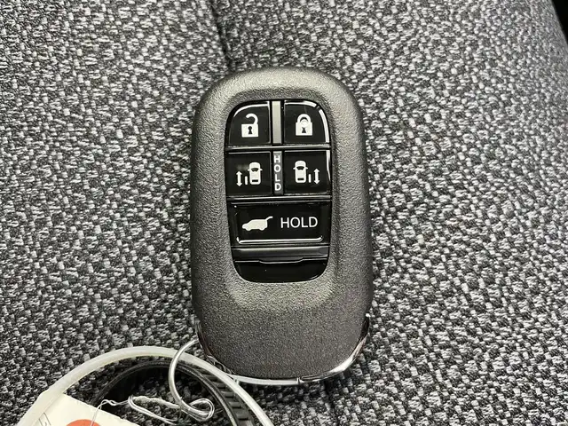 ホンダ ステップワゴン eHEV エアー EX 富山県 2025(令7)年 0.1千km クリスタルブラックパール 登録済未使用車/11.4インチ純正ナビ【LXM-247VFLi】/（AMFM/CD/DVD/USB/SD/BT/CarPlay）/フルセグTV/15.6インチ リア席モニター【VM-231FE】/バックカメラ/両側パワースライドドア/電動リアゲート/衝突被害軽減ブレーキ/アダプティブクルーズコントロール/レーンキープアシスト/コーナーセンサー前後/オートマチックハイビーム/前席シートヒーター/パドルシフト/スマートキー×２/プッシュスタート/取扱説明書/保証書